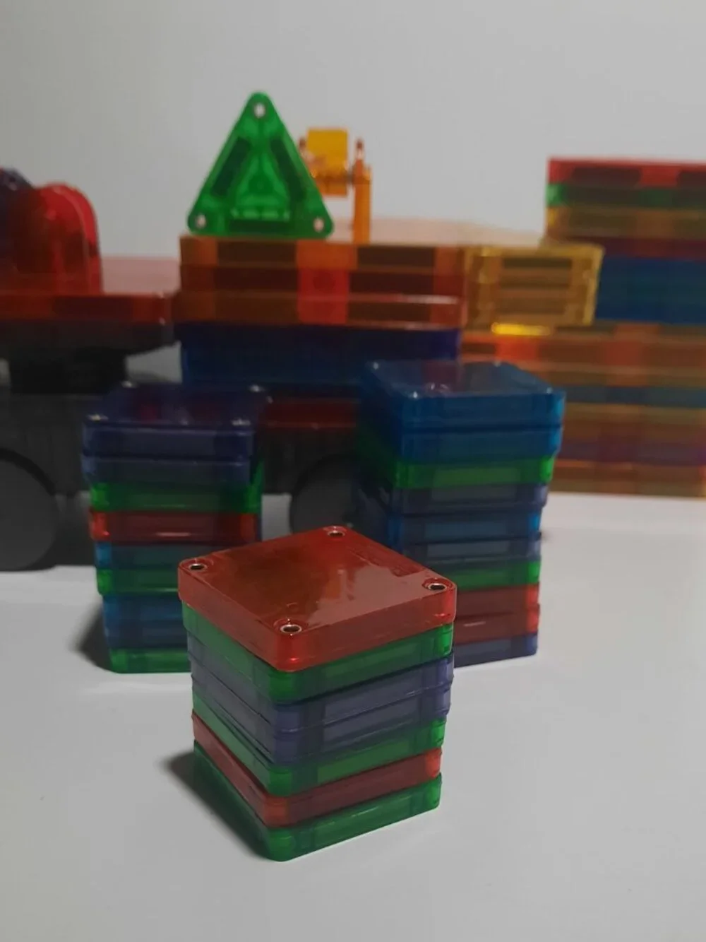 MAGNA-TILES PicassoTiles Lot 61 Pieces Magnetic Building Toys Car Chassis